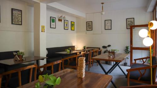 Un lugar para sentarse en Whoopers Hostel Jibhi