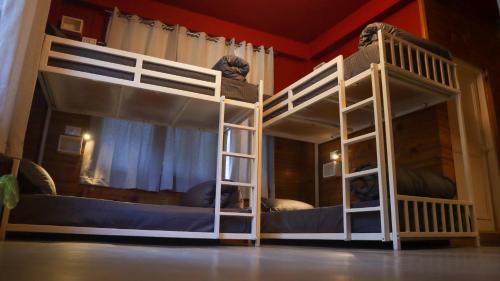 Una cama o camas en una habitación de Whoopers Hostel Jibhi