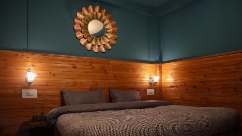 Una cama o camas en una habitación de Whoopers Hostel Jibhi
