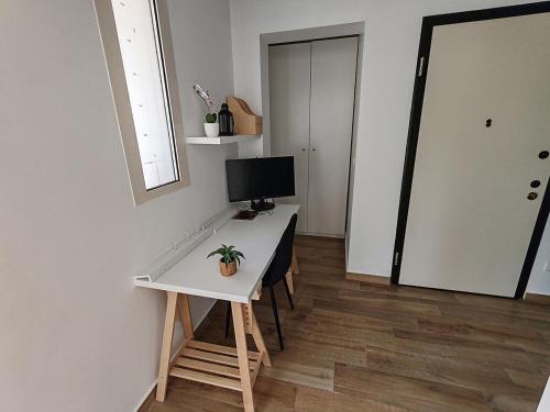 een kamer met een bureau met een computer erop bij Appartement 80 m2 avec jardin - 50m de la plage TIKI in Saint-Raphaël