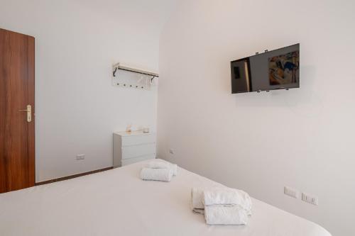 Castel Sant Angelo's Harmonious Apartment