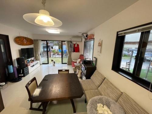 a living room with a table and a couch at One of the best radon springs in the world Misasa Onsen A hot spring trip that makes you feel better when you stay over the morning three times 三朝町民泊 in Misasa