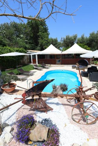 a swimming pool with a statue of a bird and a bike at B&B Casita GioJa in Gasponi