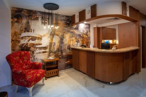 una hall con bar e sedia rossa di Family Hotel Berlin Beach Sveti Vlas a Sveti Vlas