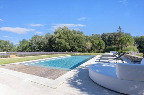 une piscine dans une cour avec des chaises autour dans l'établissement Le Mas Fanny Intimate version, à Gordes