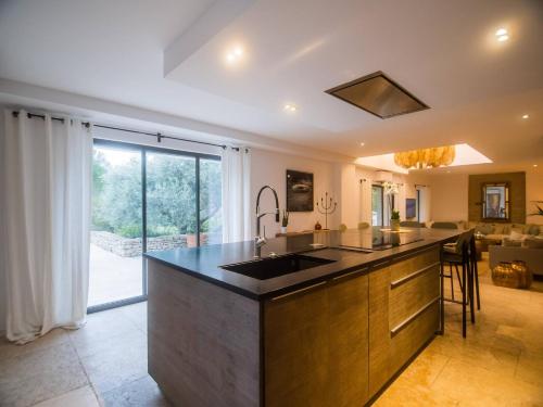 une cuisine avec un évier et un plan de travail dans l'établissement Le Mas Fanny Intimate version, à Gordes