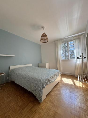 une chambre avec un lit et une fenêtre dans l'établissement Appartement 3 chambres, à Rennes
