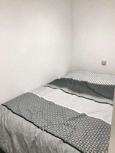 uma cama num canto de um quarto em Appartement d'une chambre a Calvi a 200 m de la plage avec terrasse amenagee em Calvi