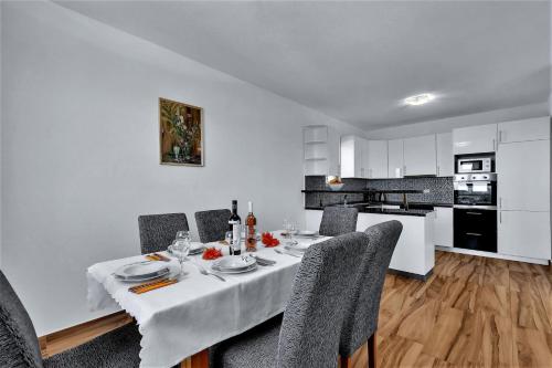 Dapur atau dapur kecil di Villa Magico with pool and fantastic seaview