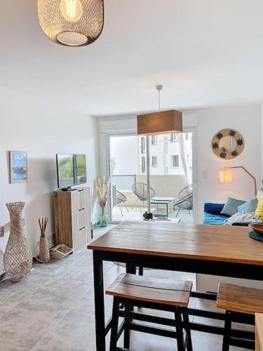 un salon avec une table à manger et un salon dans l'établissement Terrasse de L'Île-Rousse, à LʼÎle-Rousse