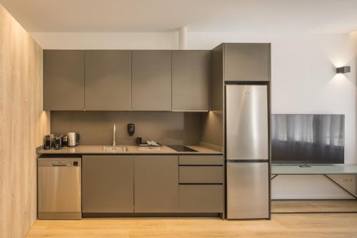 uma cozinha com um frigorífico de aço inoxidável em Mon Suites Jardín de Ayora em Valência