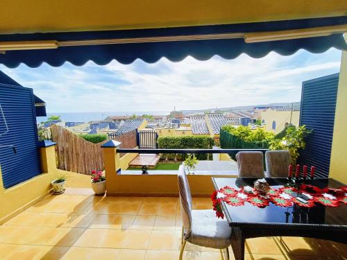 einen Balkon mit einem Tisch und Stadtblick in der Unterkunft Luxury House with sea view, hottub & pool in San Bartolomé de Tirajana