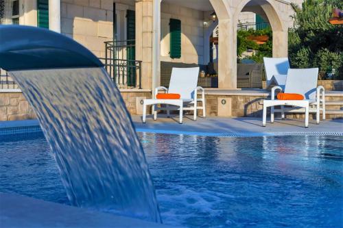 Kolam renang di atau dekat dengan Ferienhäuser in Makarska