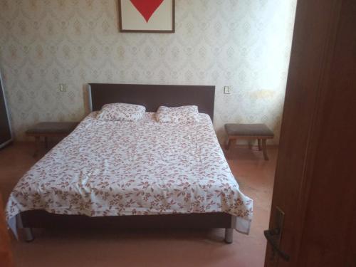 ein Schlafzimmer mit einem Bett mit einer weißen Bettdecke in der Unterkunft apartament in Sugdidi
