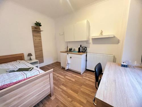 ビーティッヒハイム・ビッシンゲンにあるBietigheim-Bissingen Studios, Zimmer und Appartement'sのベッドとキッチンのある小さな部屋
