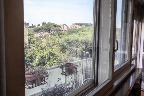 een raam met uitzicht op een balkon met uitzicht op een kasteel bij DarshanHome Circo Massimo in Rome