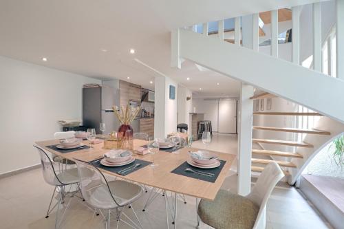 une salle à manger avec une table et des chaises dans l'établissement Rosa Carris - Triplex 7p proche Château de Sceaux, à LʼHay-les-Roses