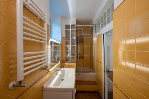 un bagno con lavandino, WC e doccia di Appartamento 3pax a Ponte Milvio a Roma