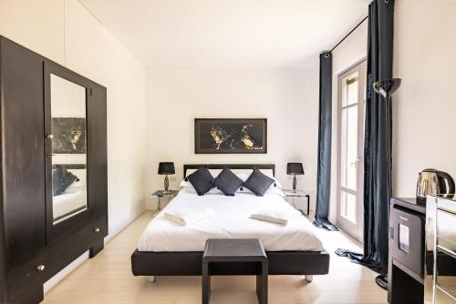 a bedroom with a bed and a table and a mirror at Tenuta Moncarlino in Morsasco