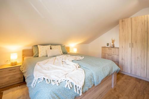 Postel nebo postele na pokoji v ubytování Forest Breeze Apartments