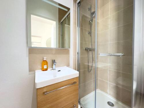 une salle de bain avec un lavabo et une douche dans l'établissement Appartement Mezzanine Cosy 4P Champs elysées, à Paris