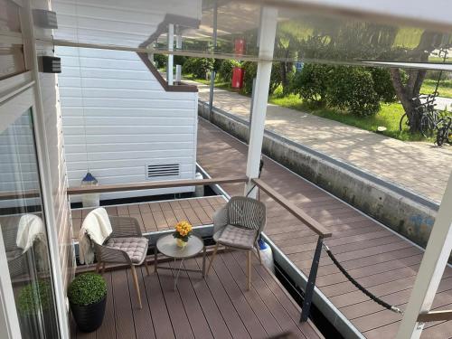 Balkón nebo terasa v ubytování Floating house Sunset Joy
