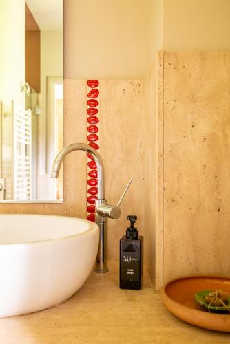 a bathroom with a sink and a bath tub at Tenuta Moncarlino in Morsasco