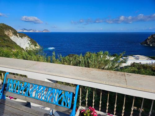 a wooden bench overlooking the ocean on a bluff at Maridea - Le Signore del Vento in Ponza