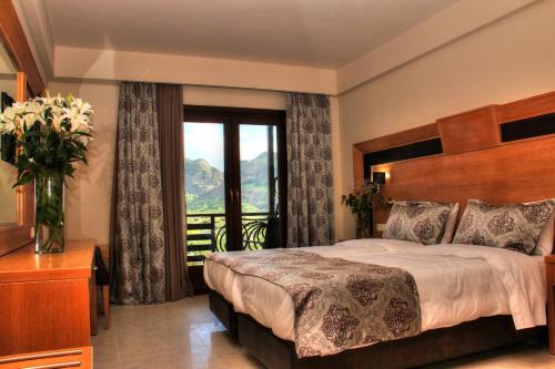 เตียงในห้องที่ Grand Meteora Hotel