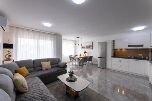 Apartment Shine