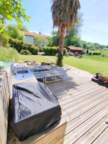 - une terrasse en bois avec une tente au-dessus dans l'établissement Maison basque à 8 minutes des plages, à Ahetze