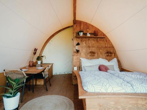 Hotel Lion Sands Masai Mara Lodge في ماساي مارا: غرفة نوم بسرير ومكتب في غرفة