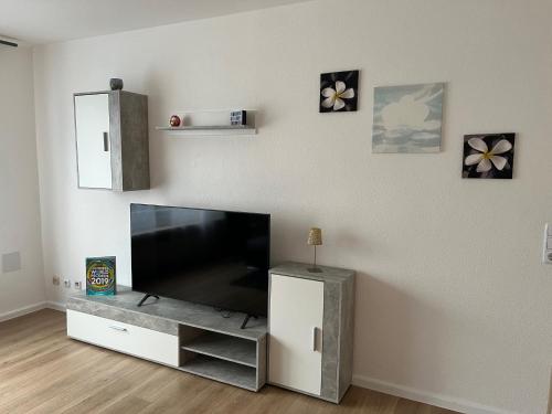 a living room with a flat screen tv on a wall at Bruchköbel 1 auch für Monteure in Bruchköbel