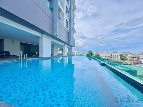 a swimming pool on the side of a building at Melaka Ong Kim Wee Residences by Stayrene in Melaka