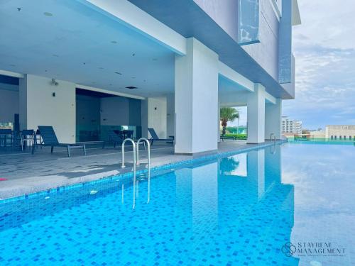 a swimming pool in the middle of a building at Melaka Ong Kim Wee Residences by Stayrene in Melaka