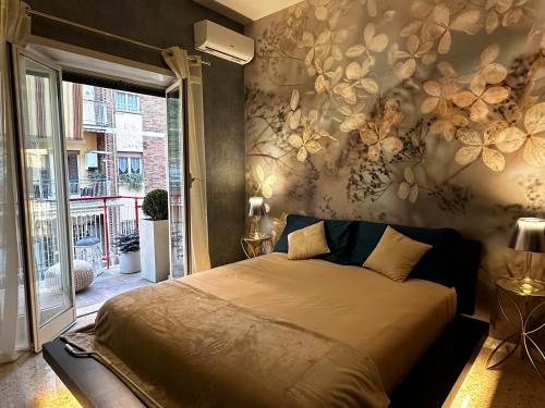 ローマにあるRome Elements Apartmentのベッドルーム1室(花の壁掛けのベッド1台付)