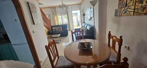 een woonkamer met een eettafel en stoelen bij Casa San José in Nerja