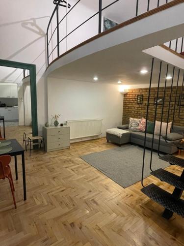 Green Mirror Apartment