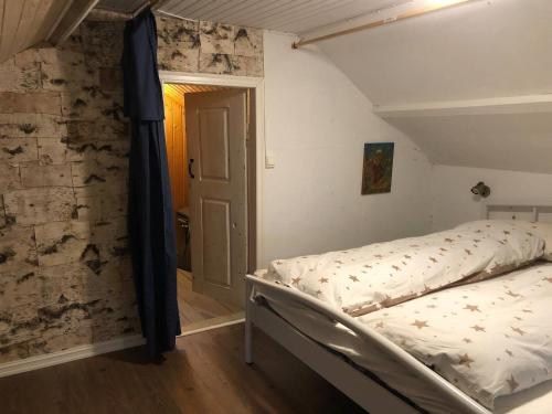 a bedroom with a bunk bed in a room at Fiskerhus m sjel Lofot-midnattsolas beste utsikt in Bøstad