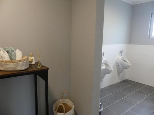 łazienka z pisuarem i toaletą w obiekcie Landgasthaus Fecht w mieście Aurich