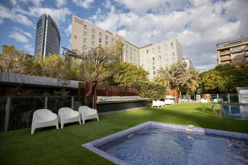 The swimming pool at or close to Primus Valencia