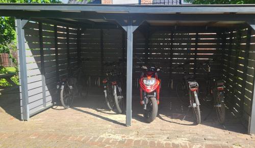 a group of bikes parked in a garage at Friesischer Hof, Ferienwohnungen mit Indoor Spielplatz, kostenfreien Parkplatz und W-Lan in Hage