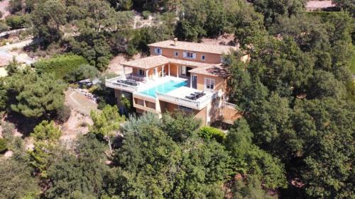une vue aérienne d'une maison avec piscine dans l'établissement Villa Claramande, à Fréjus