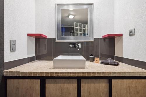 uma casa de banho com um lavatório e um espelho em Villa vue mer, terrasse et spa em Nice