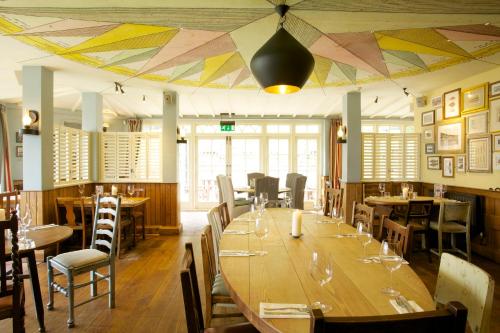 Un restaurante u otro lugar para comer en The Ness
