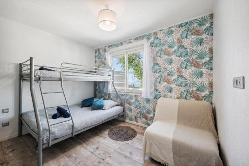 מיטה או מיטות קומותיים בחדר ב-Villa vue mer, terrasse et spa