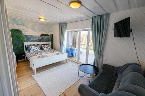 - un salon avec un lit et un canapé dans l'établissement Mariu Vila, à Preila