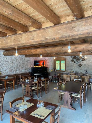 een restaurant met tafels en stoelen en een piano bij Corte Davini Agriturismo in Monzambano