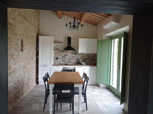 a kitchen with a table and chairs in a room at Villa Incanto in Apiro