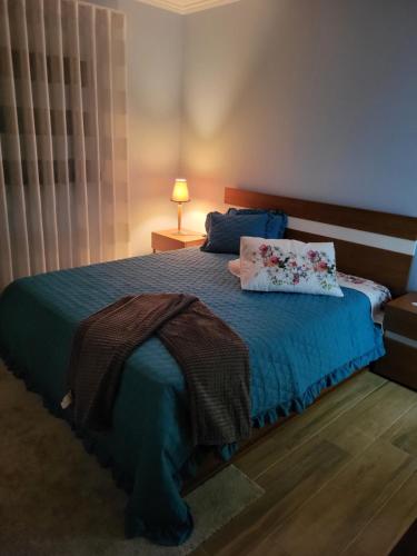 - une chambre avec un lit doté d'une couverture bleue et d'oreillers dans l'établissement Casa de Santo Amaro, à Aveiro